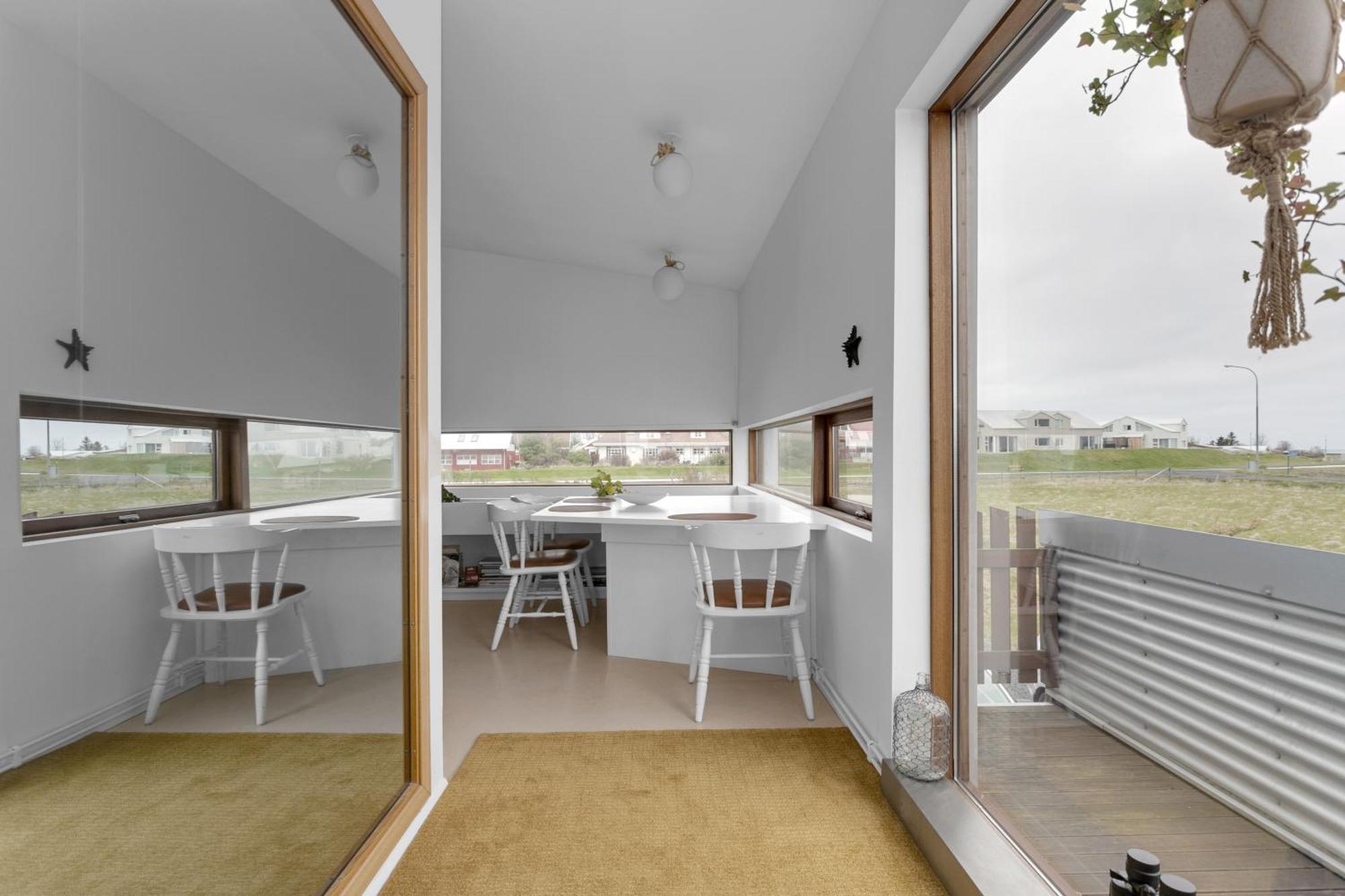 Eyvindarholt Guesthouse Álftanes Exteriör bild